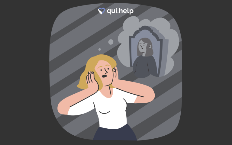 Ілюстрація до теми танатофобія на платформі qui.help. Жінка тримається за голову, на фоні бачить уявний образ себе в дзеркалі, що усміхається. Логотип qui.help згори.