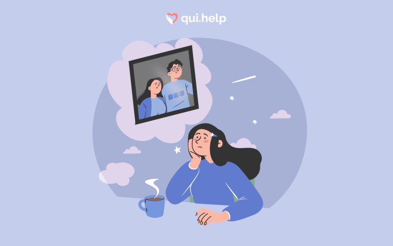 Чому людина не виходить з голови, і що з цим робити» на платформі qui.help. Жінка сидить за столом з чашкою кави, задумливо дивиться на фотографію в хмарці думок, де зображена пара. Логотип qui.help згори.