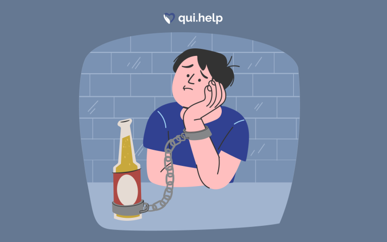 Ілюстрація до теми «симптоми алкогольної залежності» на платформі qui.help. Чоловік у синій футболці сидить за столом, його рука прикута кайданками до пляшки пива, обличчя сумне і втомлене. Логотип qui.help згори.