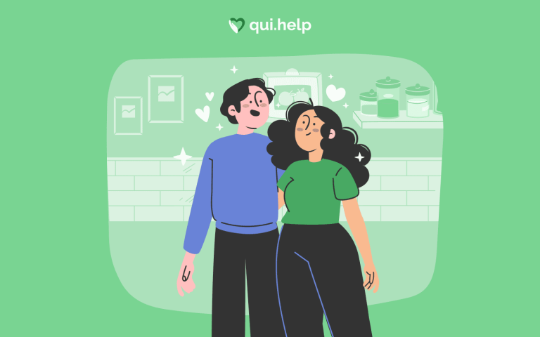 Ілюстрація qui.help: усміхнена пара стоїть разом у затишному інтер’єрі, навколо сердечка й теплі елементи — символ близьких і підтримувальних стосунків.