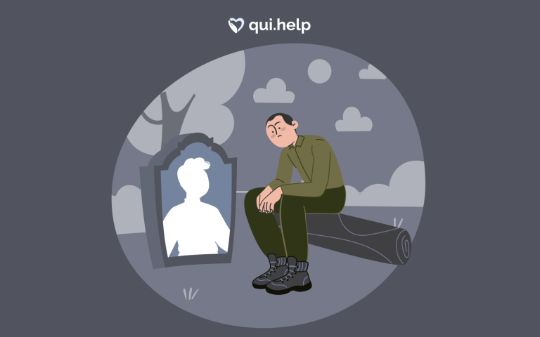 Чоловік сидить на поваленому дереві з опущеною головою, поруч стоїть рамка з силуетом людини, що символізує втрату близького. Його поза передає глибокий сум, виснаження і переживання горя. Спокійний пейзаж навколо контрастує з внутрішнім болем, підкреслюючи тему втрати та проживання скорботи. Логотип qui.help зверху.