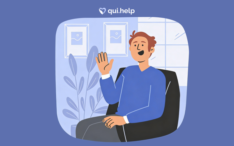 Усміхнений чоловік сидить у кріслі та привітно підіймає руку, ніби вітаючись або підтримуючи співрозмовника. Світлий спокійний інтер’єр із рослиною та картинами створює атмосферу безпеки, відкритості та довіри. Ілюстрація символізує психотерапевта як уважного, доброзичливого та емоційно стабільного фахівця. Логотип qui.help зверху.